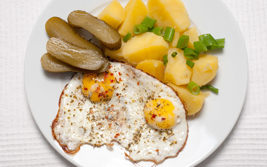 Spiegeleier mit Kochkartoffeln und saurer Gurke